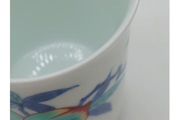 重要無形文化財　人間国宝　十三代 今泉今右衛門　錦　大胆に描かれた桃絵が目を惹く湯呑み2客セット(大・小)(共箱付き、色鍋島、湯のみ、和食器)(R-063977)