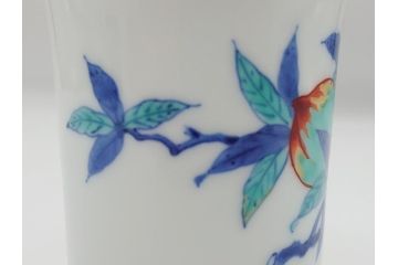 重要無形文化財　人間国宝　十三代 今泉今右衛門　錦　大胆に描かれた桃絵が目を惹く湯呑み2客セット(大・小)(共箱付き、色鍋島、湯のみ、和食器)(R-063977)