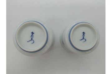 重要無形文化財　人間国宝　十三代 今泉今右衛門　錦　大胆に描かれた桃絵が目を惹く湯呑み2客セット(大・小)(共箱付き、色鍋島、湯のみ、和食器)(R-063977)