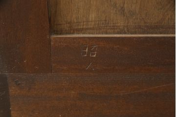 中古　美品　松本民芸家具　品の良さを感じさせるシックな佇まいのA型食器棚(キャビネット、収納棚、戸棚)(定価約55万円)(R-063982)