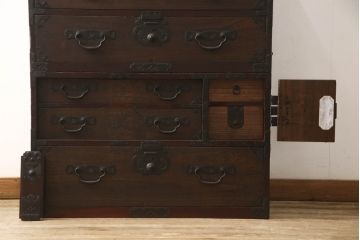 和製アンティーク　前面桐材　シックな色合いと品のある金具が魅力の重ね箪笥(整理箪笥、時代箪笥、衣装たんす、収納タンス、引き出し、閂、かんぬき)(R-063984)
