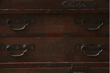 和製アンティーク　前面桐材　シックな色合いと品のある金具が魅力の重ね箪笥(整理箪笥、時代箪笥、衣装たんす、収納タンス、引き出し、閂、かんぬき)(R-063984)