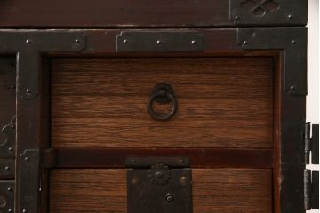 和製アンティーク　前面桐材　シックな色合いと品のある金具が魅力の重ね箪笥(整理箪笥、時代箪笥、衣装たんす、収納タンス、引き出し、閂、かんぬき)(R-063984)