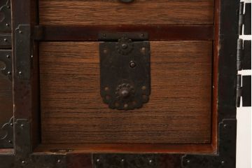 和製アンティーク　前面桐材　シックな色合いと品のある金具が魅力の重ね箪笥(整理箪笥、時代箪笥、衣装たんす、収納タンス、引き出し、閂、かんぬき)(R-063984)