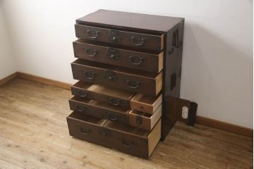 和製アンティーク　前面桐材　シックな色合いと品のある金具が魅力の重ね箪笥(整理箪笥、時代箪笥、衣装たんす、収納タンス、引き出し、閂、かんぬき)(R-063984)