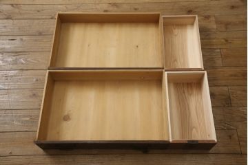 和製アンティーク　前面桐材　シックな色合いと品のある金具が魅力の重ね箪笥(整理箪笥、時代箪笥、衣装たんす、収納タンス、引き出し、閂、かんぬき)(R-063984)