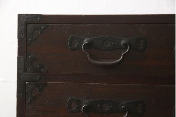 和製アンティーク　前面桐材　シックな色合いと品のある金具が魅力の重ね箪笥(整理箪笥、時代箪笥、衣装たんす、収納タンス、引き出し、閂、かんぬき)(R-063984)