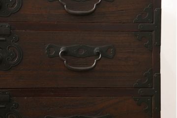 和製アンティーク　前面桐材　シックな色合いと品のある金具が魅力の重ね箪笥(整理箪笥、時代箪笥、衣装たんす、収納タンス、引き出し、閂、かんぬき)(R-063984)