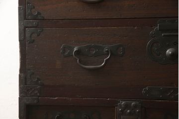 和製アンティーク　前面桐材　シックな色合いと品のある金具が魅力の重ね箪笥(整理箪笥、時代箪笥、衣装たんす、収納タンス、引き出し、閂、かんぬき)(R-063984)