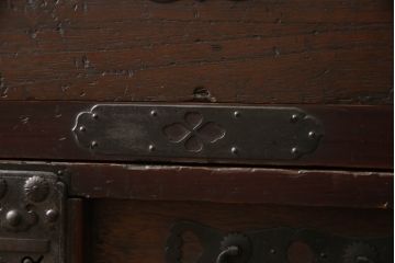 和製アンティーク　前面桐材　シックな色合いと品のある金具が魅力の重ね箪笥(整理箪笥、時代箪笥、衣装たんす、収納タンス、引き出し、閂、かんぬき)(R-063984)