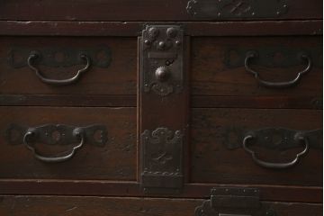 和製アンティーク　前面桐材　シックな色合いと品のある金具が魅力の重ね箪笥(整理箪笥、時代箪笥、衣装たんす、収納タンス、引き出し、閂、かんぬき)(R-063984)