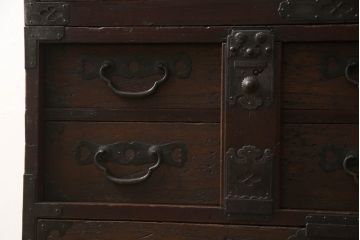 和製アンティーク　前面桐材　シックな色合いと品のある金具が魅力の重ね箪笥(整理箪笥、時代箪笥、衣装たんす、収納タンス、引き出し、閂、かんぬき)(R-063984)