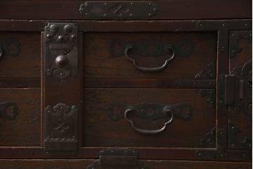 和製アンティーク　前面桐材　シックな色合いと品のある金具が魅力の重ね箪笥(整理箪笥、時代箪笥、衣装たんす、収納タンス、引き出し、閂、かんぬき)(R-063984)