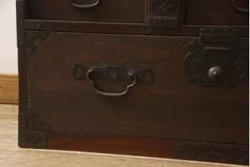 和製アンティーク　前面桐材　シックな色合いと品のある金具が魅力の重ね箪笥(整理箪笥、時代箪笥、衣装たんす、収納タンス、引き出し、閂、かんぬき)(R-063984)