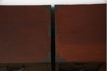 和製アンティーク　前面桐材　シックな色合いと品のある金具が魅力の重ね箪笥(整理箪笥、時代箪笥、衣装たんす、収納タンス、引き出し、閂、かんぬき)(R-063984)