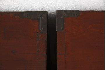 和製アンティーク　前面桐材　シックな色合いと品のある金具が魅力の重ね箪笥(整理箪笥、時代箪笥、衣装たんす、収納タンス、引き出し、閂、かんぬき)(R-063984)