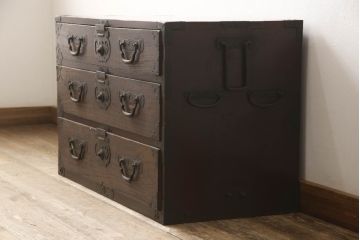 和製アンティーク　前面桐材　シックな色合いと品のある金具が魅力の箪笥サイドボード(サイドチェスト、引き出し、衣装箪笥、整理たんす、ローチェスト、時代箪笥)(R-063985)