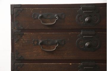 和製アンティーク　前面桐材　シックな色合いと品のある金具が魅力の箪笥サイドボード(サイドチェスト、引き出し、衣装箪笥、整理たんす、ローチェスト、時代箪笥)(R-063985)