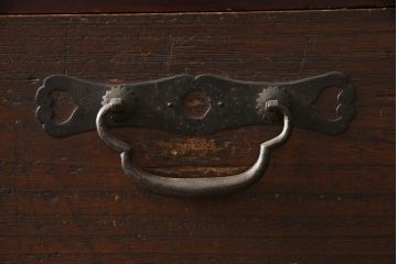 和製アンティーク　前面桐材　シックな色合いと品のある金具が魅力の箪笥サイドボード(サイドチェスト、引き出し、衣装箪笥、整理たんす、ローチェスト、時代箪笥)(R-063985)