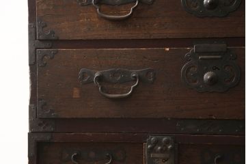 和製アンティーク　前面桐材　シックな色合いと品のある金具が魅力の箪笥サイドボード(サイドチェスト、引き出し、衣装箪笥、整理たんす、ローチェスト、時代箪笥)(R-063985)