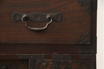 和製アンティーク　前面桐材　シックな色合いと品のある金具が魅力の箪笥サイドボード(サイドチェスト、引き出し、衣装箪笥、整理たんす、ローチェスト、時代箪笥)(R-063985)