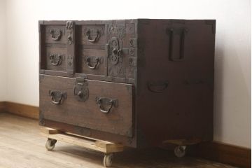 和製アンティーク　前面桐材　シックな色合いと品のある金具が魅力の箪笥サイドボード(サイドチェスト、引き出し、収納箪笥、整理たんす、ローチェスト、時代箪笥)(R-063986)
