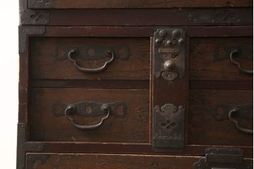 和製アンティーク　前面桐材　シックな色合いと品のある金具が魅力の箪笥サイドボード(サイドチェスト、引き出し、収納箪笥、整理たんす、ローチェスト、時代箪笥)(R-063986)