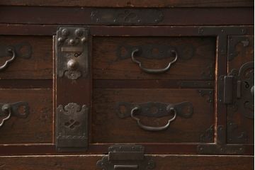 和製アンティーク　前面桐材　シックな色合いと品のある金具が魅力の箪笥サイドボード(サイドチェスト、引き出し、収納箪笥、整理たんす、ローチェスト、時代箪笥)(R-063986)