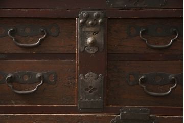 和製アンティーク　前面桐材　シックな色合いと品のある金具が魅力の箪笥サイドボード(サイドチェスト、引き出し、収納箪笥、整理たんす、ローチェスト、時代箪笥)(R-063986)