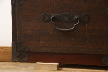 和製アンティーク　前面桐材　シックな色合いと品のある金具が魅力の箪笥サイドボード(サイドチェスト、引き出し、収納箪笥、整理たんす、ローチェスト、時代箪笥)(R-063986)