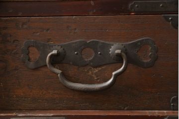 和製アンティーク　前面桐材　シックな色合いと品のある金具が魅力の箪笥サイドボード(サイドチェスト、引き出し、収納箪笥、整理たんす、ローチェスト、時代箪笥)(R-063986)