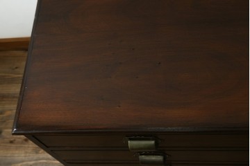 イギリスアンティーク　Lloyd’s Antiques(ロイズ・アンティークス)取り扱い　ウォールナット材　引き出し8杯　洗練されたデザインが上品なチェスト　(R-063988)