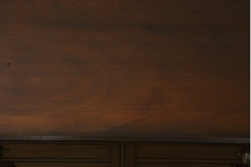 イギリスアンティーク　Lloyd’s Antiques(ロイズ・アンティークス)取り扱い　ウォールナット材　引き出し8杯　洗練されたデザインが上品なチェスト　(R-063988)