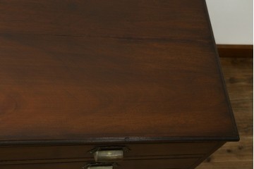 イギリスアンティーク　Lloyd’s Antiques(ロイズ・アンティークス)取り扱い　ウォールナット材　引き出し8杯　洗練されたデザインが上品なチェスト　(R-063988)