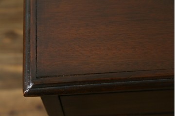 イギリスアンティーク　Lloyd’s Antiques(ロイズ・アンティークス)取り扱い　ウォールナット材　引き出し8杯　洗練されたデザインが上品なチェスト　(R-063988)