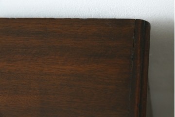 イギリスアンティーク　Lloyd’s Antiques(ロイズ・アンティークス)取り扱い　ウォールナット材　引き出し8杯　洗練されたデザインが上品なチェスト　(R-063988)