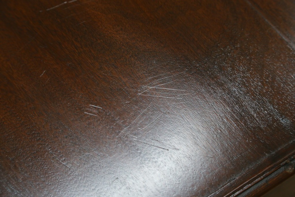 イギリスアンティーク　Lloyd’s Antiques(ロイズ・アンティークス)取り扱い　ウォールナット材　引き出し8杯　洗練されたデザインが上品なチェスト　(R-063988)