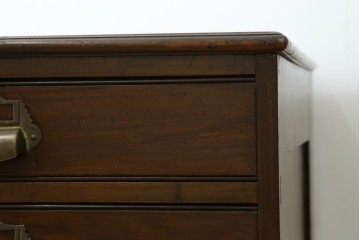 イギリスアンティーク　Lloyd’s Antiques(ロイズ・アンティークス)取り扱い　ウォールナット材　引き出し8杯　洗練されたデザインが上品なチェスト　(R-063988)
