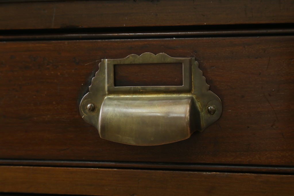 イギリスアンティーク　Lloyd’s Antiques(ロイズ・アンティークス)取り扱い　ウォールナット材　引き出し8杯　洗練されたデザインが上品なチェスト　(R-063988)