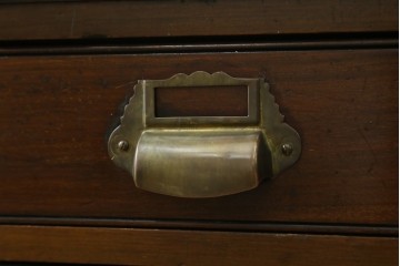 イギリスアンティーク　Lloyd’s Antiques(ロイズ・アンティークス)取り扱い　ウォールナット材　引き出し8杯　洗練されたデザインが上品なチェスト　(R-063988)