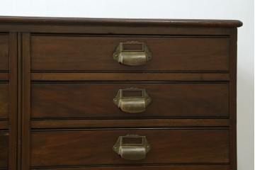 イギリスアンティーク　Lloyd’s Antiques(ロイズ・アンティークス)取り扱い　ウォールナット材　引き出し8杯　洗練されたデザインが上品なチェスト　(R-063988)