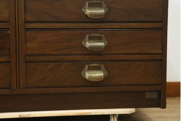 イギリスアンティーク　Lloyd’s Antiques(ロイズ・アンティークス)取り扱い　ウォールナット材　引き出し8杯　洗練されたデザインが上品なチェスト　(R-063988)