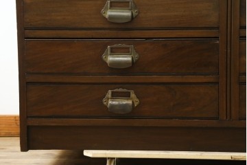 イギリスアンティーク　Lloyd’s Antiques(ロイズ・アンティークス)取り扱い　ウォールナット材　引き出し8杯　洗練されたデザインが上品なチェスト　(R-063988)