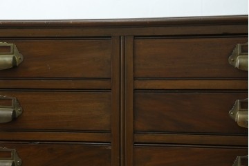 イギリスアンティーク　Lloyd’s Antiques(ロイズ・アンティークス)取り扱い　ウォールナット材　引き出し8杯　洗練されたデザインが上品なチェスト　(R-063988)