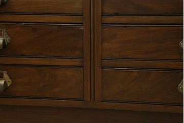イギリスアンティーク　Lloyd’s Antiques(ロイズ・アンティークス)取り扱い　ウォールナット材　引き出し8杯　洗練されたデザインが上品なチェスト　(R-063988)