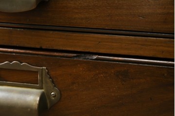 イギリスアンティーク　Lloyd’s Antiques(ロイズ・アンティークス)取り扱い　ウォールナット材　引き出し8杯　洗練されたデザインが上品なチェスト　(R-063988)