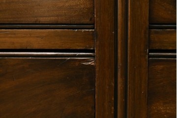 イギリスアンティーク　Lloyd’s Antiques(ロイズ・アンティークス)取り扱い　ウォールナット材　引き出し8杯　洗練されたデザインが上品なチェスト　(R-063988)
