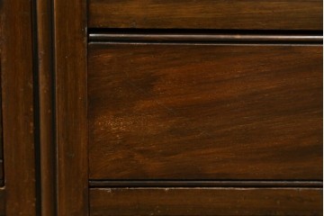 イギリスアンティーク　Lloyd’s Antiques(ロイズ・アンティークス)取り扱い　ウォールナット材　引き出し8杯　洗練されたデザインが上品なチェスト　(R-063988)