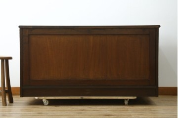 イギリスアンティーク　Lloyd’s Antiques(ロイズ・アンティークス)取り扱い　ウォールナット材　引き出し8杯　洗練されたデザインが上品なチェスト　(R-063988)