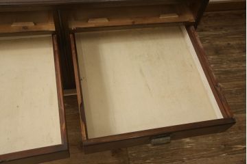 イギリスアンティーク　Lloyd’s Antiques(ロイズ・アンティークス)取り扱い　ウォールナット材　引き出し8杯　洗練されたデザインが上品なチェスト(ドロワー、ローチェスト、サイドチェスト)(R-063988)